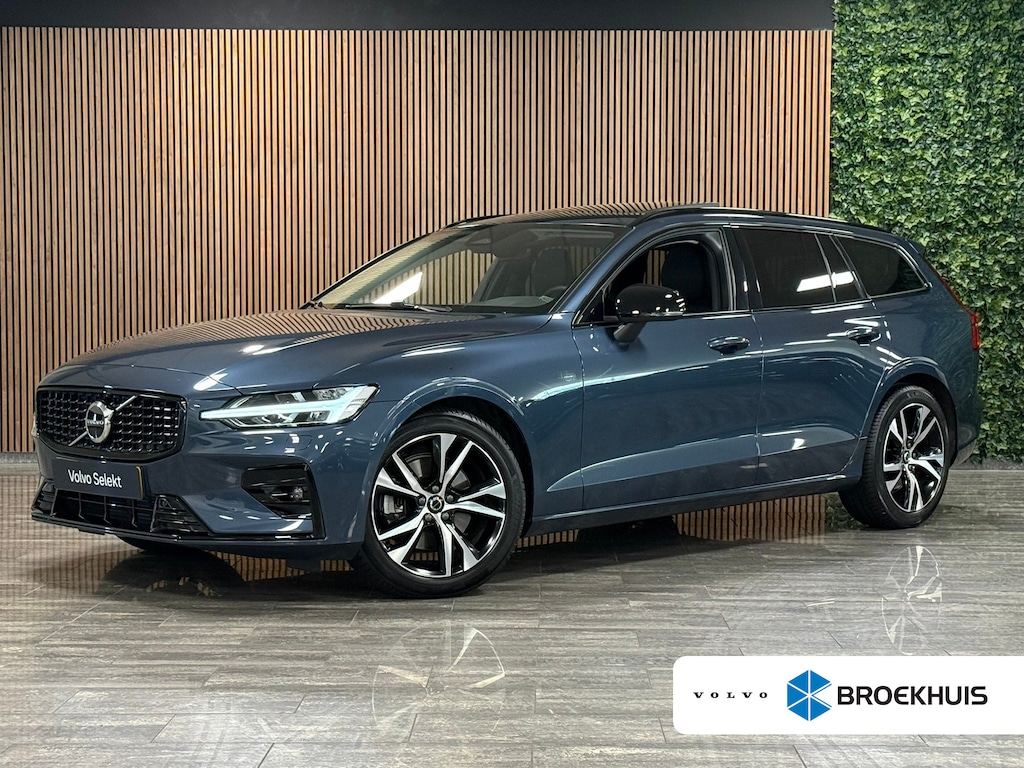 Volvo V60 B4 Plus Dark | Schuifdak | Trekhaak | Adaptieve Cruise Control | Stoelverwarming voor+achter | Stuurwielverwarming | Parkeercamera | Full LED Meesturende koplampen | Pilot Assist | BLIS Dode Hoek Detectie | Elektrische voorstoelen geheugen | Lederen bekleding | Zitting verlenging voorstoelen | 18 Inch | Google Infotainment | Keyless Drive | Parkeersensoren voor+achter | Privacy Glass | Elektrisch bedienbare achterklep | Breedstralers in voorbumper | DAB Radio | Apple Carplay/Android Auto | Volvo On Call met mobiele App functie | Denim Blue Metallic |