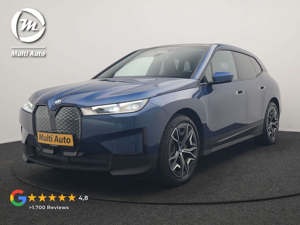 BMW iX xDrive40 Excellence 77 kWh 327pk | SOH 96,9% | Trekhaak Af Fabriek | Panodak Sky Lounge | Adaptive Cruise | Head Up | 360 Camera | Harman / Kardon | Lederen Sportstoelen & Stuur Verwarmd | Sfeerverlichting | BLIS | Keyless |
