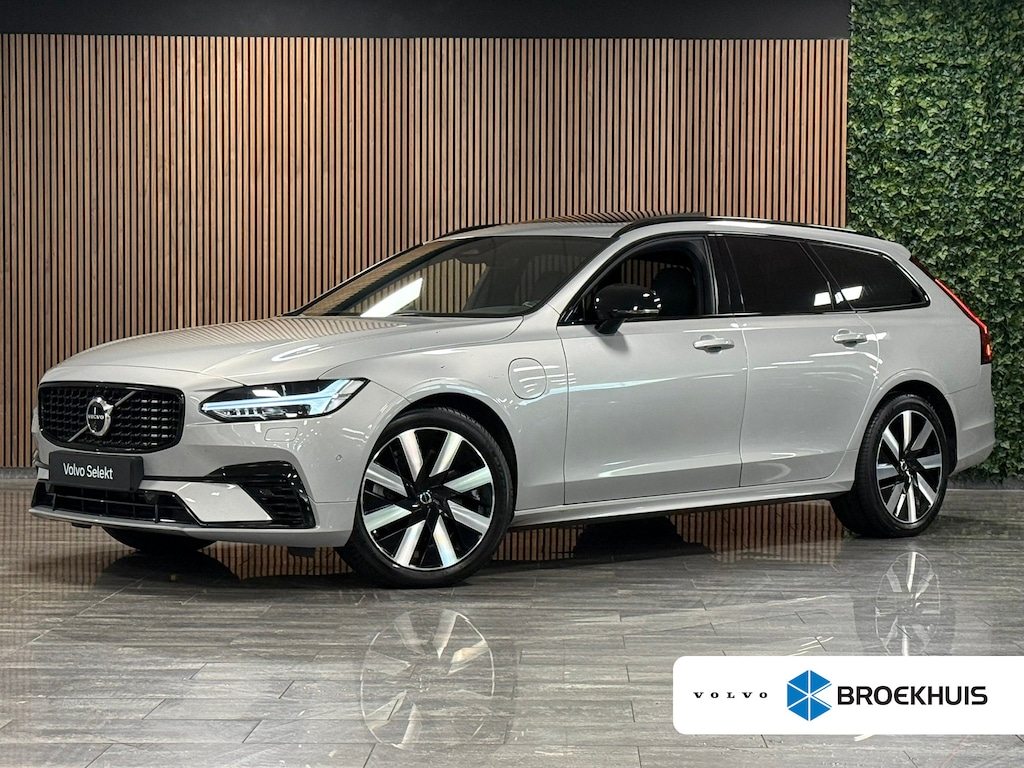 Volvo V90 T6 AWD Recharge Ultra Ultimate Dark | Bowers & Wilkins | Luchtvering | Schuifdak | 360 Camera | Head-Up Display | Adaptieve Cruise Control | Stoel en stuurwielverwarming | 19 Inch | Full LED Meesturende koplampen | Pilot Assist | BLIS Dode Hoek Detectie | Elektrische voorstoelen geheugen | R-Design Contour Stoelen met wit stiksel en bies | Zitting verlenging voorstoelen | Lederen Dashboard | Google Infotainment | Keyless Drive | Parkeersensoren voor+achter | Privacy Glass | Elektrisch bedienbare achterklep | Geïntegreerde kinderzitjes achterin | Geïntegreerde zongordijnen achterportieren | DAB Radio | Alarm Klasse III | Apple Carplay/Android Auto | Volvo On Call met mobiele App functie | Silver Dawn Metallic |