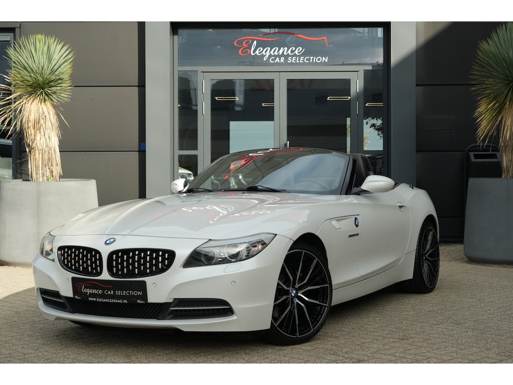 BMW Z4 Roadster | 245 PK | Nieuwe Motor | Bi-xenon | 19" velgen | Leder | PDC | NAV | Stoelverwarming | BMW Z4 Roadster sDrive28i Executive met 245 PK en een 2.0-liter viercilinder benzinemotor, voorzien van luxe lederen bekleding, elektrisch verstelbare bestuurdersstoel met geheugen, verwarmde