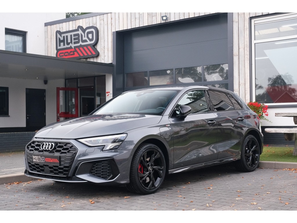 Audi A3 Sportback 45 TFSI e S-Line Competition. Camera, stoelverwarming