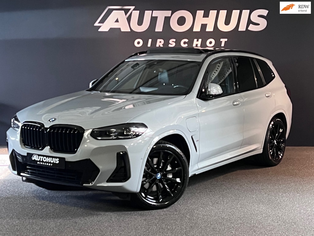 BMW X3 XDrive30e High Executive Edition M Pano/ Leder/ Stuurverwarming/ 20"/ Camera/ Brookley Grey