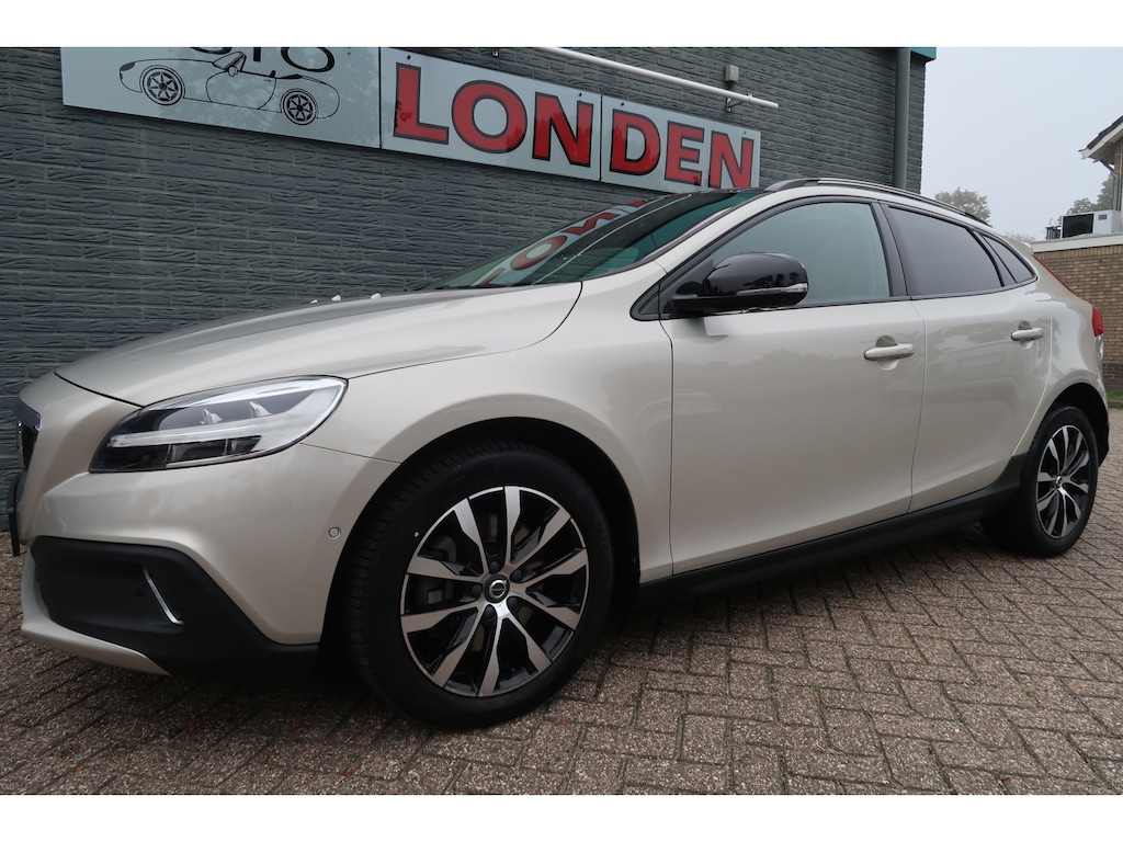 Volvo V40 Cross Country 1.5 T3 Polar+ Luxury Bij ons bedrijf in onderhoud geweest met winterbanden