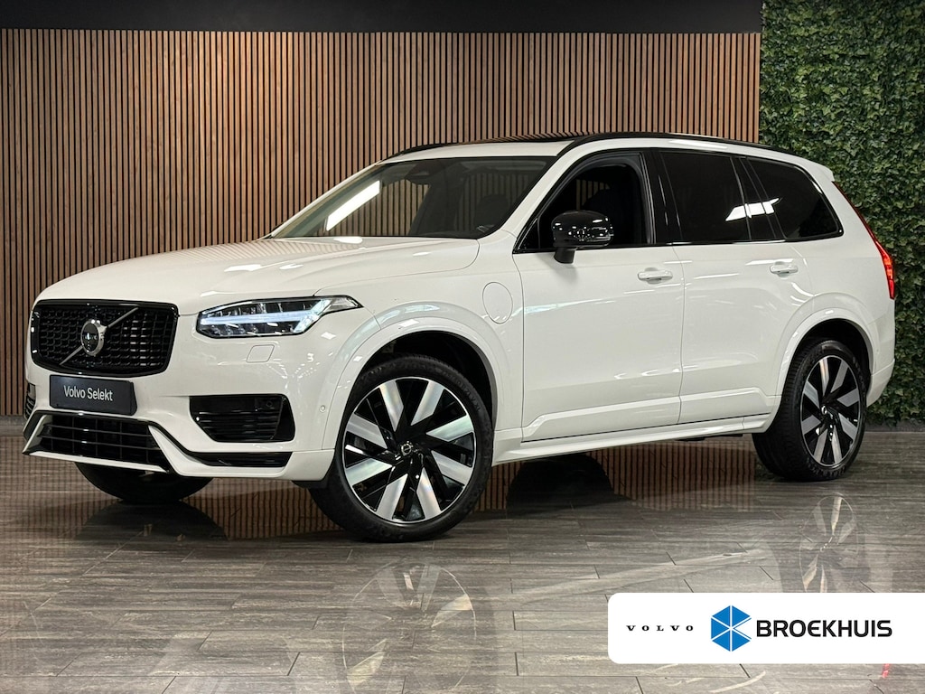 Volvo XC90 T8 AWD Recharge Plus Dark | 360 Camera | Harman Kardon | 455pk | Crystal White | Adaptieve Cruise Control | Stoelverwarming voor+achter | Stuurwielverwarming | Schuifdak | Full LED Meesturende koplampen | Pilot Assist | BLIS Dode Hoek Detectie | Elektrische voorstoelen geheugen | Lederen bekleding | Zitting verlenging voorstoelen | Lederen dashboard | 21 Inch | Google Infotainment | Keyless Drive | Privacy Glass | Elektrisch bedienbare achterklep | Geïntegreerd kinderzitje achterin | Geïntegreerde zongordijnen achterportieren | Verlichte instaplijsten | 7-Persoons | 4-Zone Climate Control | DAB Radio | Apple Carplay/Android Auto | Crystal White Metallic |