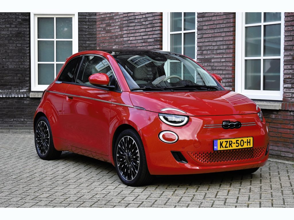 Fiat 500e 42KWh La Prima/ SOH 95%/Panoramadak/Leer/Verwarmde stoelen/Apple car play/JBL Speakers Wij zijn op afspraak geopend! Graag bellen voor uw komst.