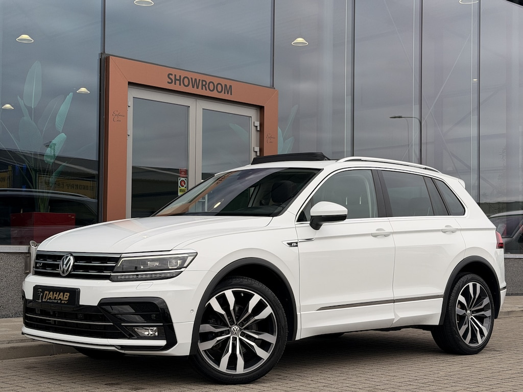 Volkswagen Tiguan 2.0 TSI 4Motion R-LINE 220PK | ACC | Pano | Stoelmassage | 20 inch | Stoel/Stuurverwarming | Achteruitrijcamera | Apple Carplay |