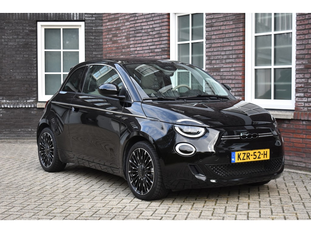 Fiat 500e 42KWh La Prima/SOH 95.2% Panoramadak/Leer/JBL Speaker/ Active cruise control/17"lmv/Apple car play Wij zijn op afspraak geopend! Graag bellen voor uw komst.