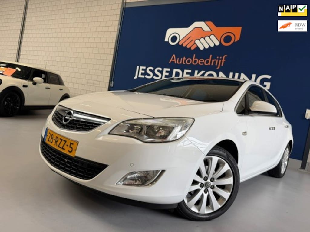 Opel Astra 1.4 Turbo Cosmo / bj.2011 / kleur: wit / 5 deurs / navigatie / trekhaak / sportvelgen / APK 03/2027 / NAP 259731 km.
