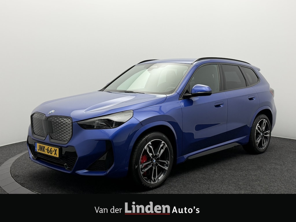 BMW iX1 eDrive20 67 kWh M-Sport ProShadow Line SOH 98,3% | Origineel NL | Camera | 130KW Snelladen | Stoel/Stuurverwarming