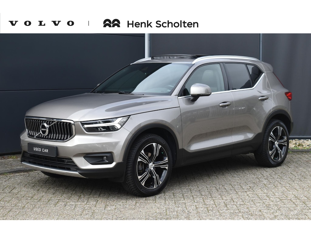 Volvo XC40 T3 Inscription | Panoramisch Schuif-/Kanteldak | Harman Kardon Premium Sound | Elektrisch verstelbare voorstoelen | Memory op bestuurdersstoel | 19 inch Lichtmetalen velgen | Lederen interieur | All Season banden | Parkeercamera Achter | BLIS | Adaptieve Cruise Control | Climate Control | Stoel-/ Stuurwielverwarming | Elektrische kofferklep |