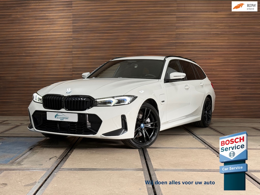BMW 3-Serie Touring 330e M-Sport | xDrive |Shadowline | Elektrische Sporstoelen | 19” | Driving Assistant Professional | Head-Up