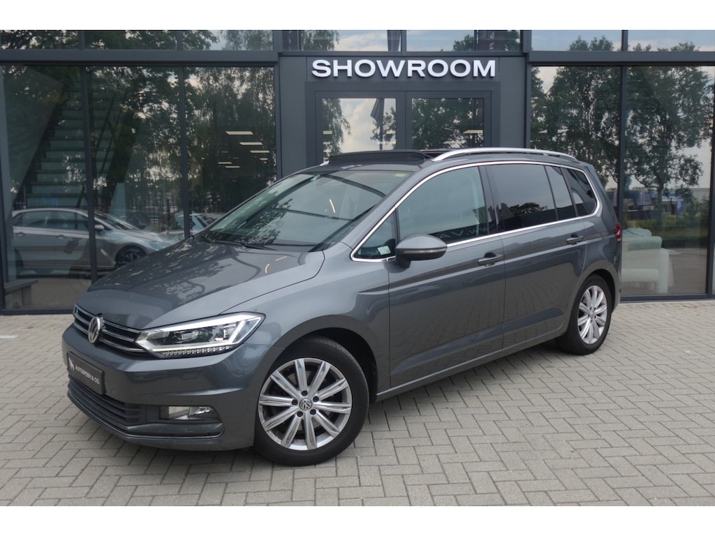 Volkswagen Touran 1.4 TSI Connected Series 7P NAVI CAM PDC