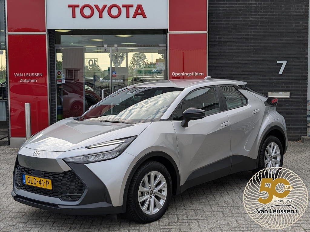 Toyota C-HR / C-HR+ 1.8 Hybrid 140 Active 4-SEIZOENSBANDEN ANDROID & APPLE DIGITALE TELLERS METALLIC LAK