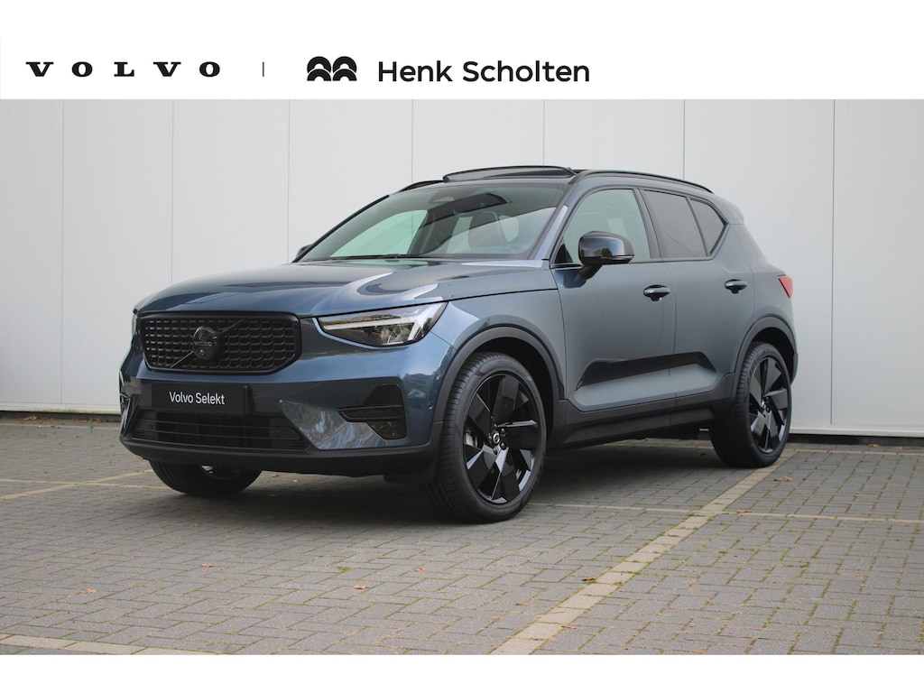 Volvo XC40 B4 Plus Black Edition | Panoramadak | Trekhaak | Verwarmbare voorstoelen en stuurwiel | Premium audio by Harman Kardon | 360 graden camera | Adaptieve cruise control |