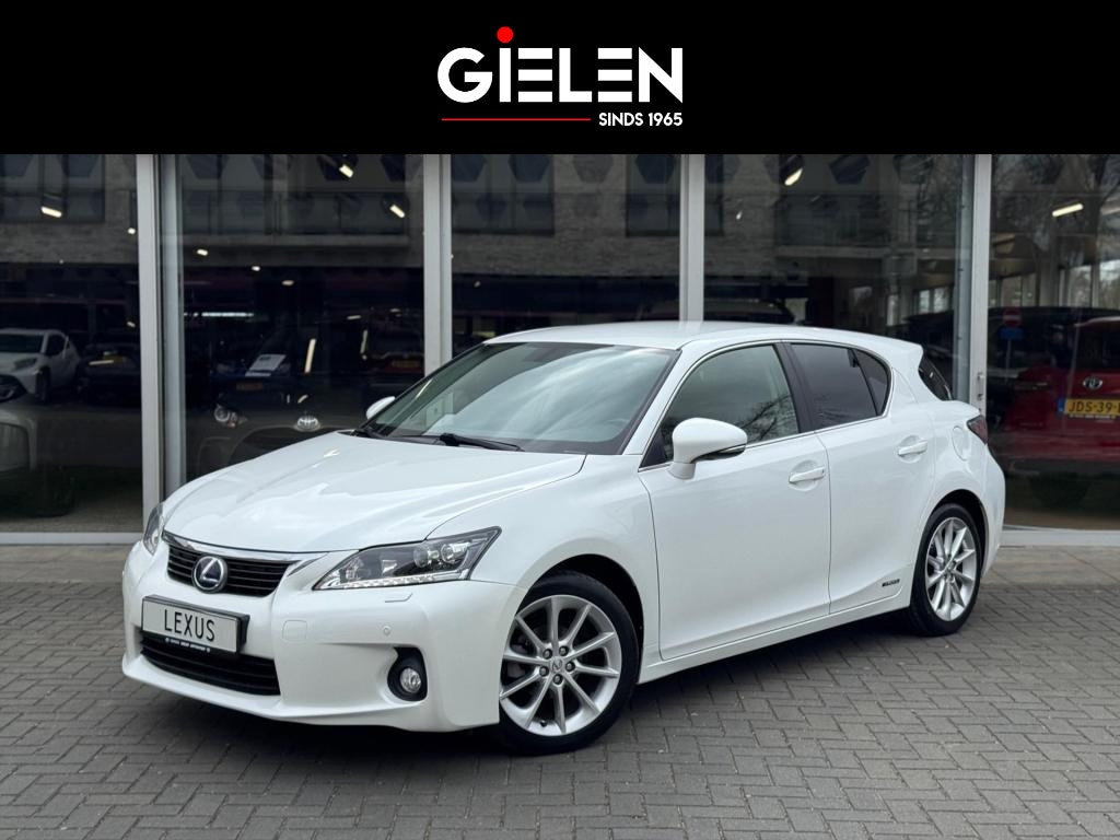 Lexus CT 200h | Parelmoer wit, Parkeersensoren voor + achter, Stoelverwarming, Climate control, Cruise control, Licht + Regensensor