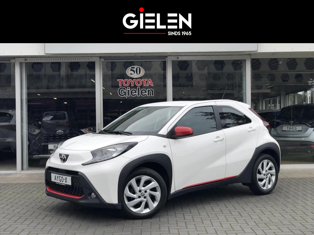 Toyota Aygo X 1.0 VVT-i First | Apple CarPlay/Android Auto, Lichtmetalen velgen, Licht + Regensensor, Parkeersensoren, Stuurbediening