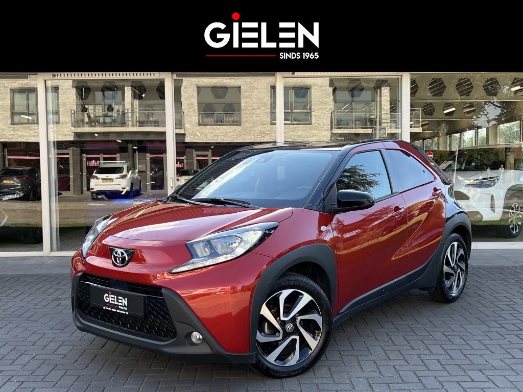 Toyota Aygo X 1.0 VVT-i MT Pulse Bi-tone | Chili red,17 inch, Privacy glass, Apple CarPlay/Android auto, Airconditioning, Parkeercamera