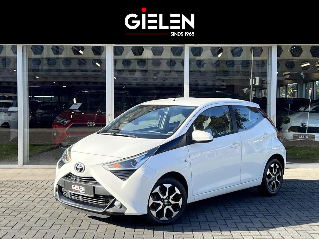Toyota Aygo 1.0 VVT-i X-joy | Apple CarPlay/Android Auto, Airco, Lichtmetalen velgen, Safety Sense, Mistlampen