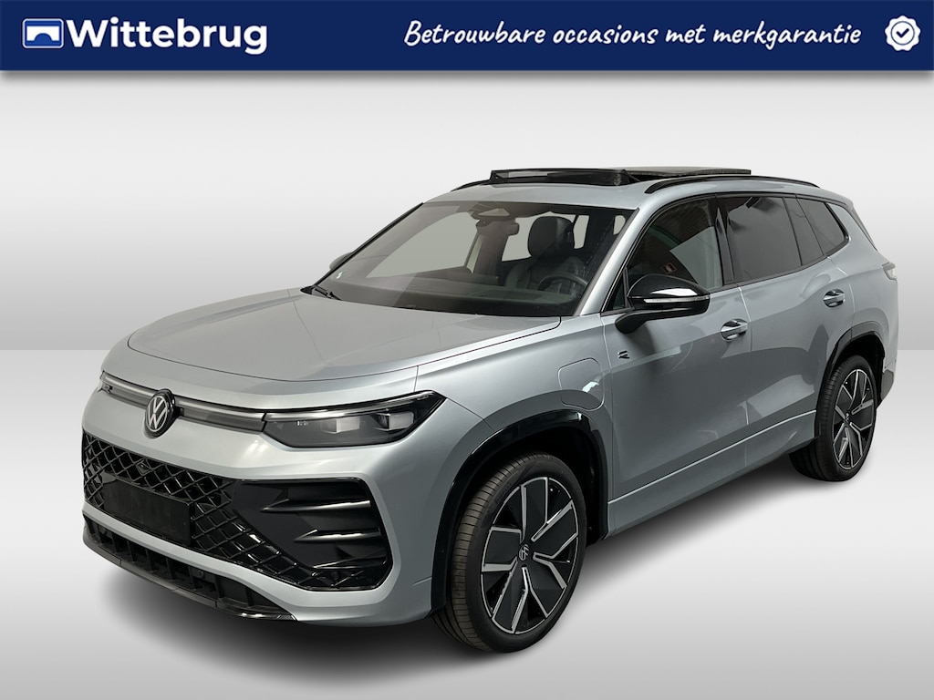 Volkswagen Tayron 1.5 eHybrid R-Line Edition / FABRIEKSGARANTIE TM 11-2030/ 272 PK/ TREKHAAK/ PANO/ LEER/ 360 CAMERA/ BLACK STYLE/ HARMAN/KARDON/ / HEAD-UP/ IQ. LIGHT/ STOELVENTILATIE/ APP CONNECT/ STOELVERWARM. V&A/ DODE HOEK/ KEYLES