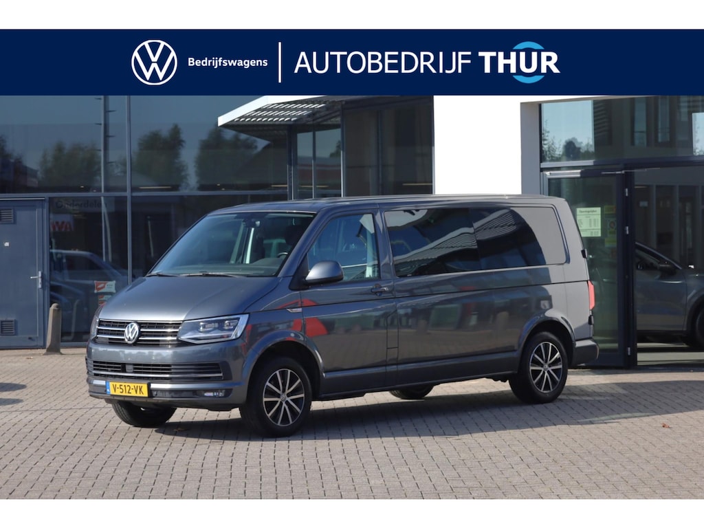 Volkswagen Transporter 2.0 TDI L2H1 DC Highline 110PK / 75kW, NL auto, nieuw door ons geleverd en onderhouden, adaptieve cruise control (ACC), verwarmbare voorruit, LED koplampen, dubbele cabine met 5 zitplaatsen, navigatie, airco, DAB+, parkeersensoren voor en achter (PDC), elektrisch verstel-, verwarm- en inklapbare buitenspiegels, glas look, achterdeuren met ruiten, lat om lat laadvloer, trekhaak, 17" LMV, licht en zichtpakket, grootlichtassistent (Light Assist) etc.etc.