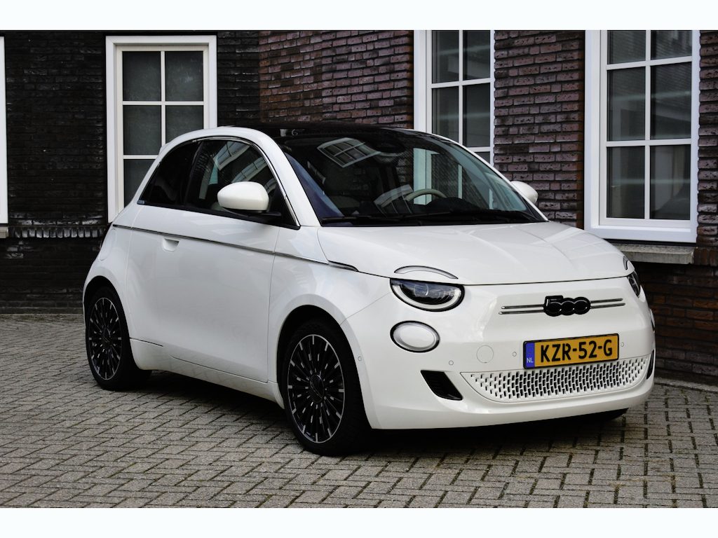 Fiat 500e 42KWh La Prima 3+1 /95,8% SOH/ Panoramadak/Leer/Active cruise control/Stoelverwarming/JBL Speakers/17"lmv Wij zijn op afspraak geopend! Graag bellen voor uw komst.