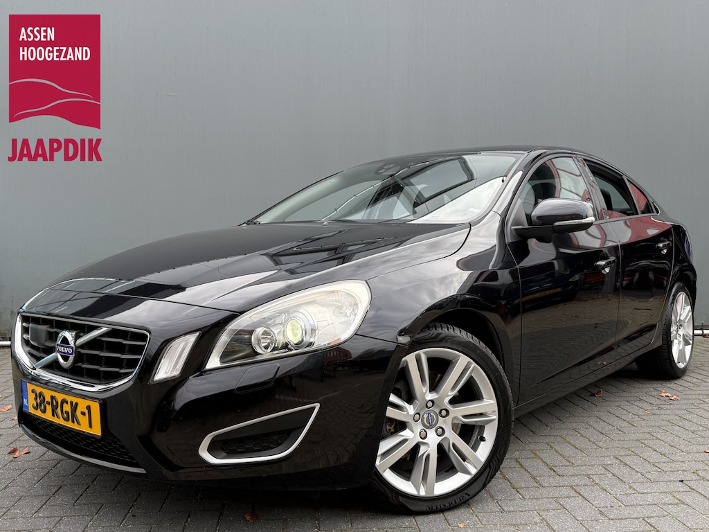 Volvo S60 BWJ 2011 2.0T 203 PK Intro Edition AUTOMAAT | ADAPTIVE CRUISE | BLIS | VOL LEDER | STOELVERW. | TREKHAAK | NAVI | BLUETOOTH | PDC | ALL SEASON BANDEN | NETTE AUTO