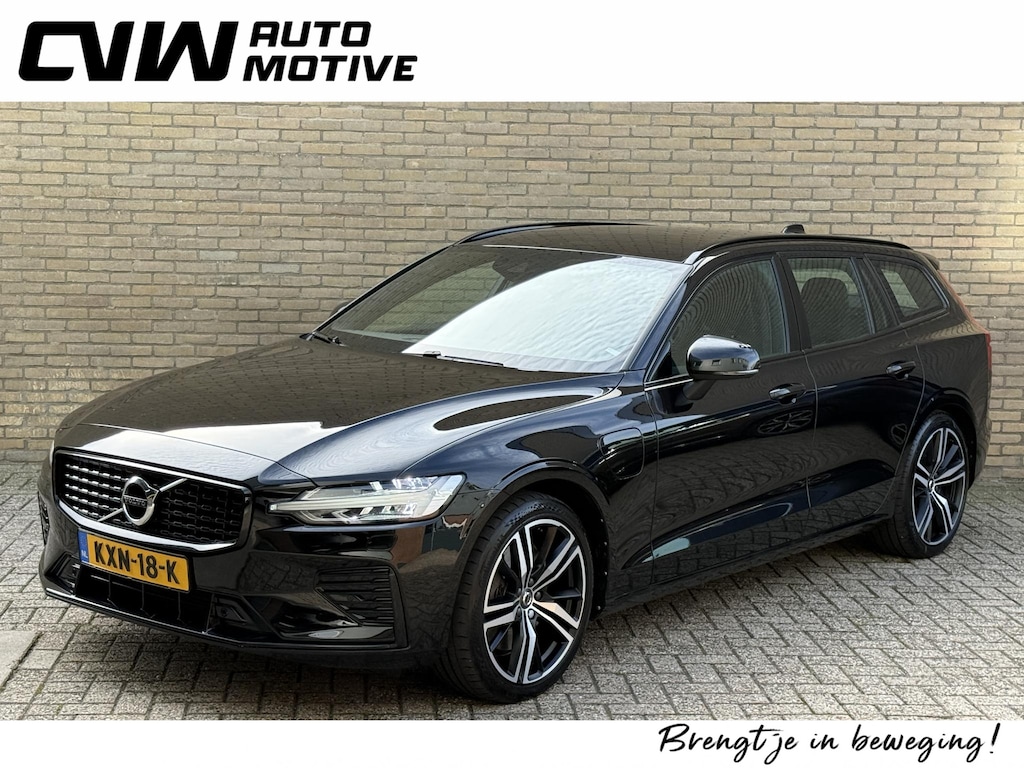 Volvo V60 2.0 T6 Recharge 350pk AWD R-Design Plus Dark | Long range | Trekhaak wegklapbaar | Pilot assist | Adaptieve cruise | Stoelverwarming | Camera | Sportstoelen half leder met memory | 19 inch velgen | Navigatie | Apple CarPlay | DAB | Keyless | Full-LED | Sfeerverlichting | Elektrische achterklep | Recent onderhouden