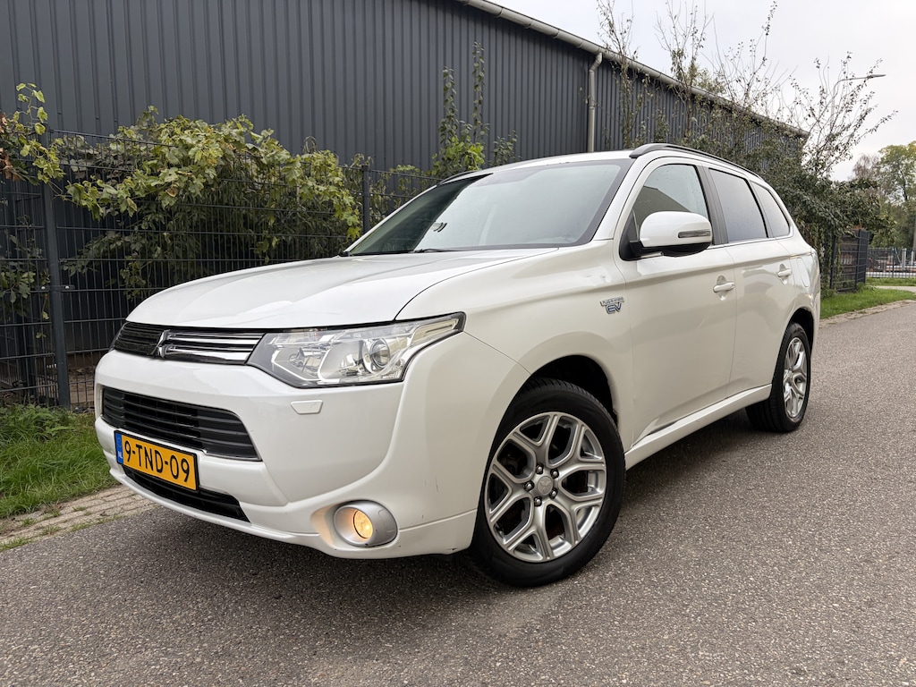 Mitsubishi Outlander 2.0 PHEV instyle / AUTOMAAT / LEER / NAVI / SCHUIFDAK