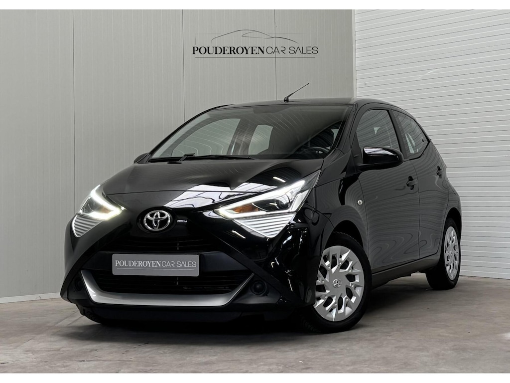 Toyota Aygo 1.0 VVT-i x-play / Airco / Navigatie / Camera / NL Auto / All Season banden