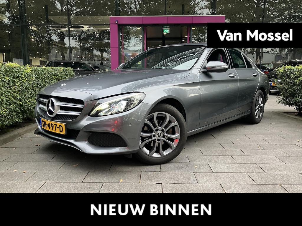 Mercedes-Benz C-klasse 180 Premium | WORDT VERWACHT | ACHTERUITRIJCAMERA | STOELVERWARMING | TREKHAAK | NAVIGATIE | PARKEERSENSOREN | LED VERLICHTING | CRUISE CONTROL | BLUETOOTH | DYNAMIC SELECT | DODEHOEKSENSOREN | SFEERVERLICHTING | LICHTMETALEN VELGEN | MULTIFUNCTIONEEL STUURWIEL | DAB RADIO |