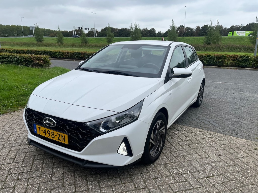 Hyundai i20 1.0 T-GDI 100pk Comfort Smart Automaat | Camera | Airco | Carplay | Cruise controle | Dodehoek detectie | Navigatie | Parkeersensoren | 5.200 km!