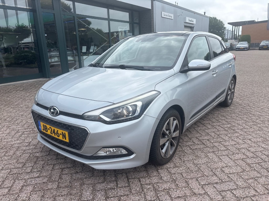 Hyundai i20 1.2 HP i-Motion Premium | Climate controle | Trekhaak | Cruise controle | Panoramadak | Parkeersensoren | Lichtmetalen velgen | Boordcomputer |