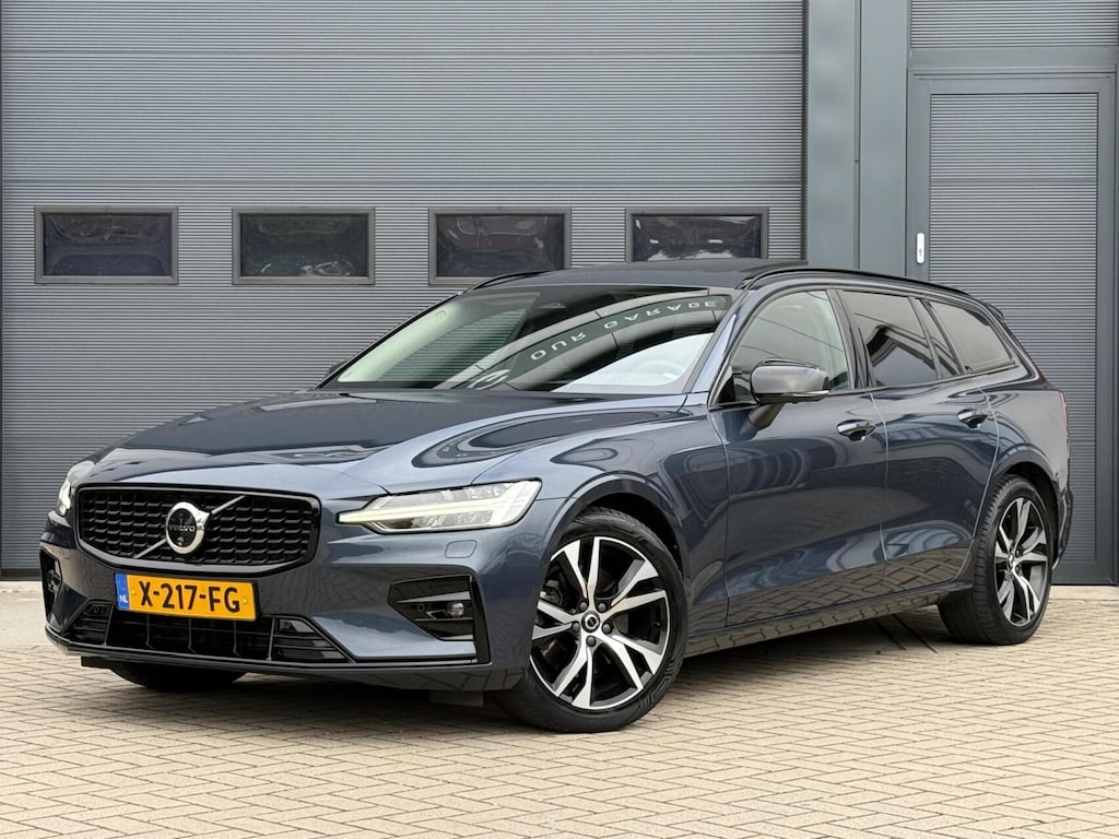 Volvo V60 B3 Ultimate Dark|360|Pano|H&K|Memory|Trekhaak|NL