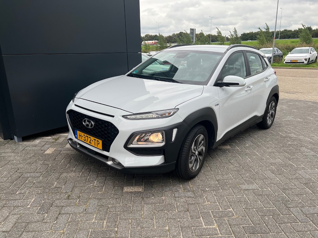 Hyundai Kona 1.6 GDI 141pk HEV Comfort | Trekhaak | Camera | Carplay | Parkeersensoren | Climate controle | Cruise controle | Lichtmetalen velgen