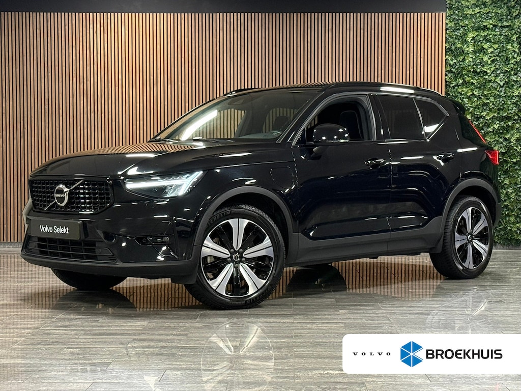 Volvo XC40 T5 Recharge Ultimate Dark | Trekhaak | Schuifdak | Harman Kardon | Parkeercamera | All Season banden | Adaptieve Cruise Control | Pilot Assist | BLIS Dode Hoek Detectie | Bestuurdersstoel elektrisch geheugen | Stoel en Stuurwielverwarming | Privacy Glass | 19 Inch | Passagiersstoel elektrisch | Microtech / alcantara bekleding met wit stiksel en bies | Zitting verlenging voorstoelen | Keyless Drive | Parkeersensoren voor+achter | Privacy Glass | Elektrisch bedienbare achterklep | Climate Control L+R | DAB Radio | Apple Carplay/Android Auto | Volvo On Call met mobiele App functie | Onyx Black Metallic |