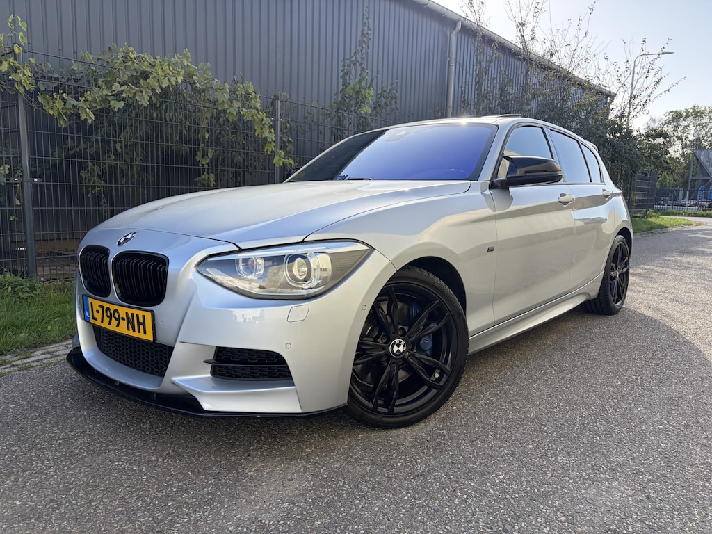 BMW 1-Serie M135i High Executive / AUTOMAAT / SCHUIFDAK / LEER / NAVI / HARMAN KARDON