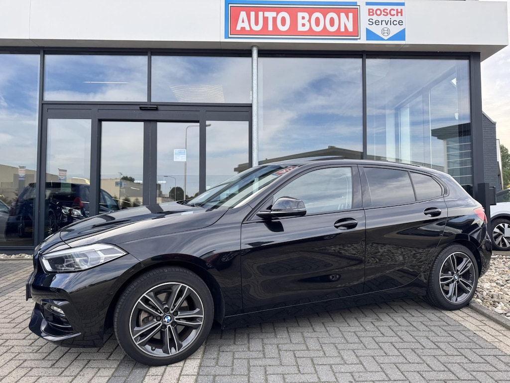 BMW 1-Serie 118i 140PK AUTOMAAT HI PANO/H&K/APPCARPLAY/HUD/ NAVI/DIGICOCKPIT/LED/2XKEYLESS/P-CAM/2XPDC/CLIMA/STUURWIELVERWARMING/MEDIA/S&S/SPORTZETELS/LMV - NL AUTO - KM=NAP - 2. EIG. -