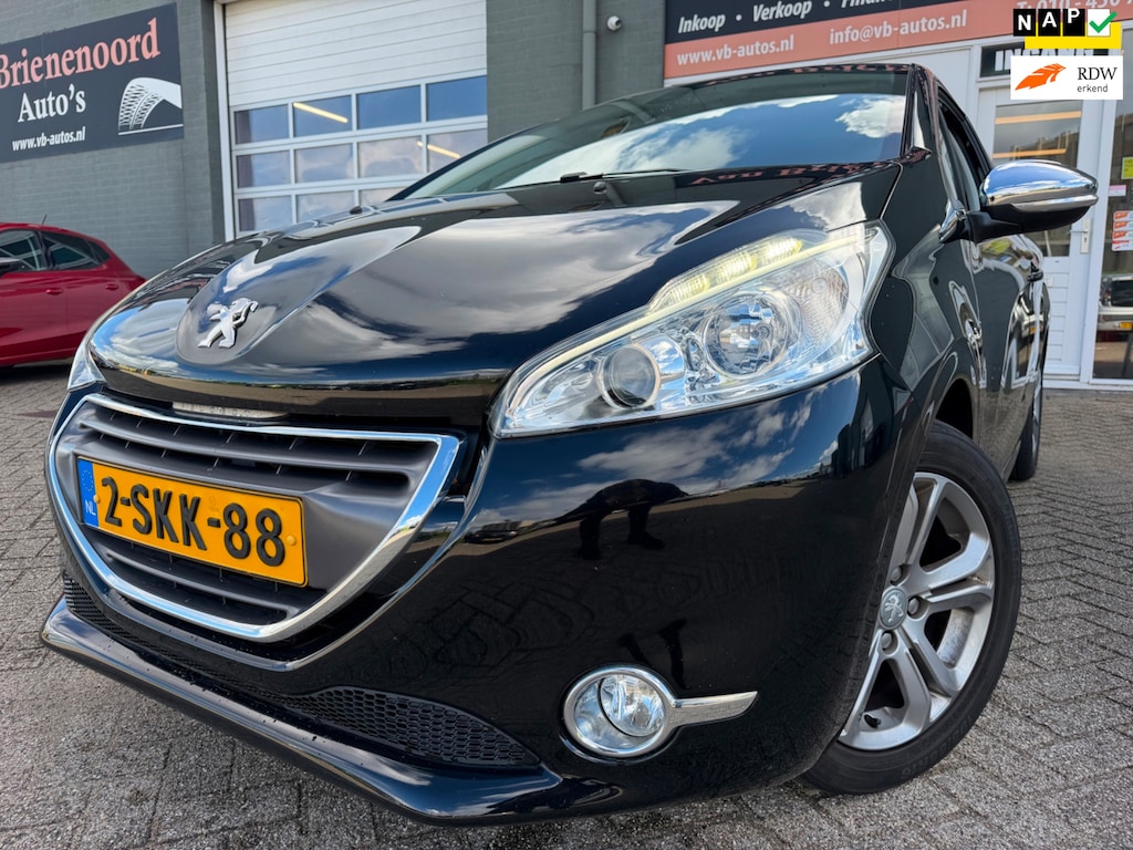 Peugeot 208 1.2 VTi Allure van 2de Eigenaar en navigatie en bluetooth telefoon / media en cruise controle