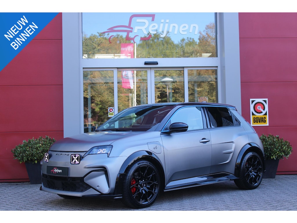 Alpine A290 GTS 220PK 52 kWh | DEVIALET AUDIO SYSTEM | DRAADLOZE TELEFOONLADER | ELEKTRISCH VERWARMBAAR STUURWIEL | 19" LICHTMETALEN VELGEN "SNOWFLAKE" NOIR BRILLIANT | ALPINE LOGO OP ZIJSCHERMEN | BREMBO REMKLAUWEN "ROUGE RACING" | ALPINE TELEMETRICS PREMIUM | NAPPA LEDEREN BEKLEDING BLUE PROFOND/GRIS EVEE MET ALPINE STIKSELS EN LOGO | MICHELIN PILOT SPORT BANDEN | ALPINE SPORT CHASSIS | GROOTLICHT ASSISTENT | DCC | ADAPTIVE CRUISE CONTROL | PARKEERNSENSOREN VOOR ACHTER EN ZIJKANT | ACHTERUITRIJ CAMERA | HANDSFREE CARD | VERWARMBARE VOORSTOELEN | WARMTEPOMP | NAVIGATIE BY "GOOGLE" | DRAADLOZE APPLE CARPLAY/ANDROID AUTO | FULL LED KOPLAMPEN MET FRANSE FLAG | PRIVACY GLASS | SFEER VERLICHTING | 3-FASE LADER | 100 KW SNELLADER |