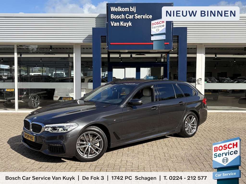BMW 5-Serie Touring 520i High Executive / M-Sport Pakket / Automaat / Dealer-Onderhouden / Head-Up Display / Vol-Lederen Sportstoelen / Elektr.-Verstelbare Stoelen met Geheugen / Elektr.-Wegklapbare Trekhaak / Cruise-Control / Stoelverwarming / Draadloze-Telefoonlader / Adaptieve LED-Koplampen / Apple-Carplay & Android-Auto / Keyless / Radio-Bluetooth / Navi / Elektr.-Achterklep / PDC V+A met Camera / 18'' LMV / ENZ.