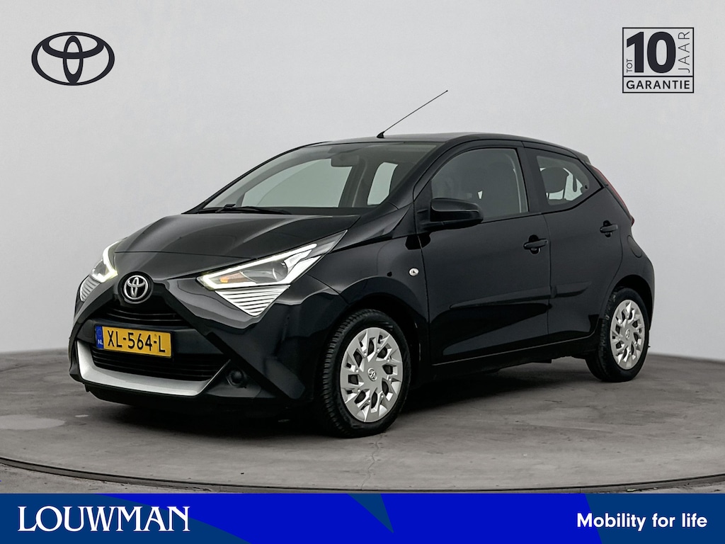 Toyota Aygo 1.0 VVT-i x-play | Dealer onderhouden | Bluetooth | Achteruitrijcamera | Elektrische ramen voor | Elektrische buitenspiegels |