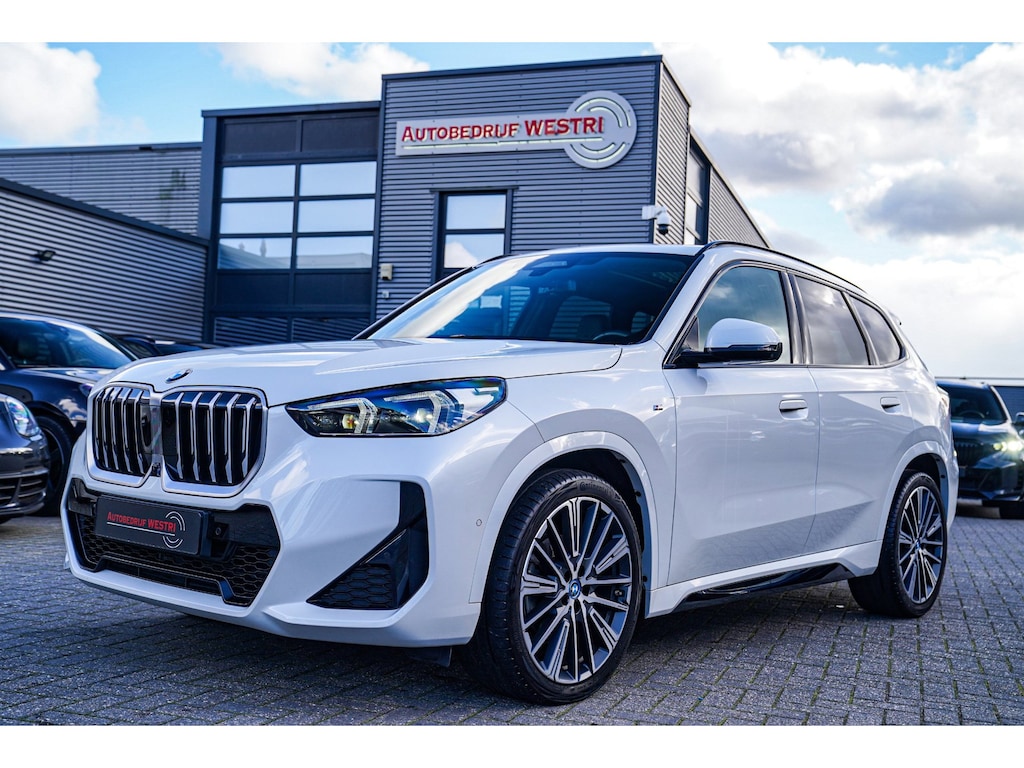 BMW X1 SDrive18i | Massage | Trekhaak | 360 camera | Harman/Kardon | Panorama | HuD | Stoelverwarming | Adaptieve Cruise Control