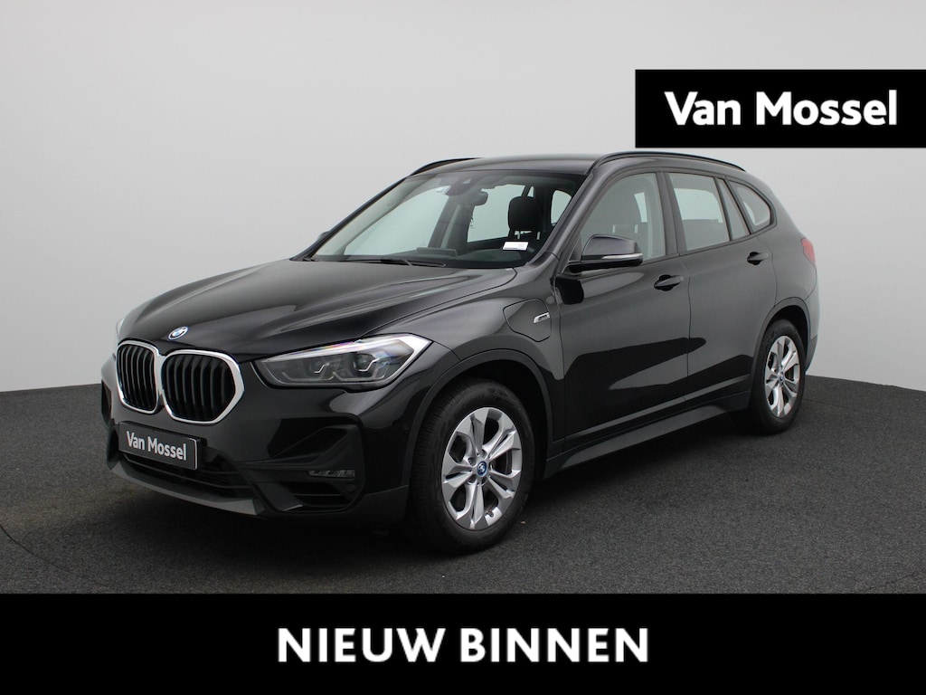 BMW X1 xDrive25e Executive | ACHTERUITRIJCAMERA | ELEKTRISCHE ACHTERKLEP | STOELVERWARMING | TREKHAAK | CRUISECONTROL | HEAD-UPDISPLAY | NAVIGATIE | BLUETOOTH | LICHTMETALEN VELGEN |