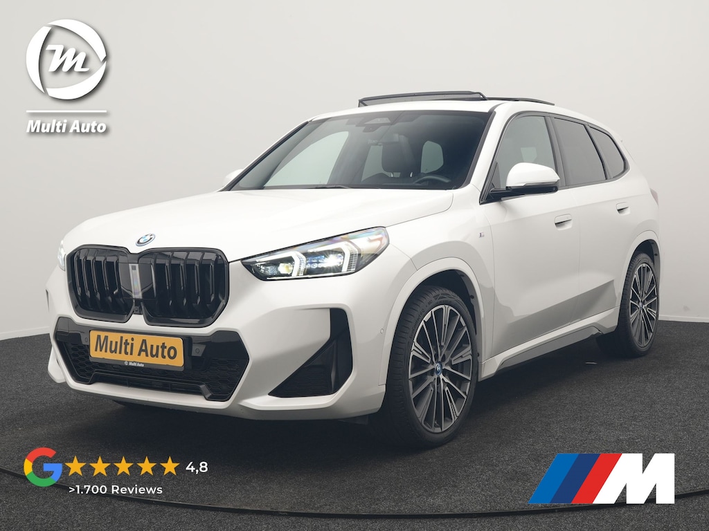 BMW iX1 xDrive30 M Sport 313pk Dealer O.H. | Trekhaak Af Fabriek | Panodak | 360 Camera | Head Up | Lederen Sportstoelen Memory & Verwarmd | Stuur Verwarmd | Keyless | Sfeerverlichting | Apple Carplay | Navigatie | DAB | 20"L.M
