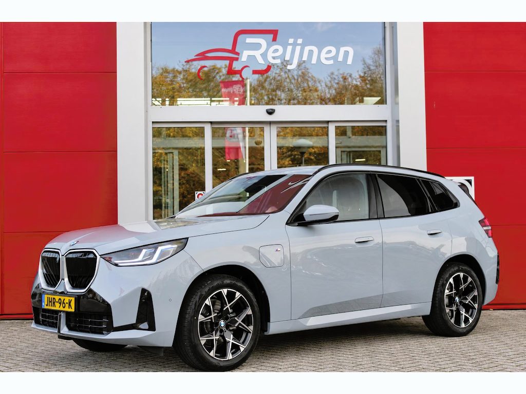 BMW X3 30e xDRIVE M-SPORT 299PK | M-SPORTPAKKET 337 MET O.A. M AERODYNAMICA PAKKET - SHADOWLINE RAAMOMLIJSTING - M-SPORT ONDERSTEL - M-INTERIEUR PAKKET - VEGANZA LEDEREN BEKLEDING - M-SPORT INTERIEURLIJSTEN - M-SPORTSTUUR - M ZWARTE HEMELBEKLEDING | PREMIUM PACK MET O.A. LENDESTEUN ELEKTRISCH VERSTELBAAR OP DE VOORSTOELEN - HARMAN KARDON PREMIUM ADIO - TRAVEL EN COMFORT SYSTEM - ADAPTIEVE FULL LED KOPLAMPEN | PROFESSIONAL PACK MET O.A. PARKING ASSISTANT PLUS - DRIVING ASSISTANT PLUS - INTERIEUR CAMERA - BMW LIVE COCKPIT PROFESSIONAL | ELEKTRISCHE VERSTELBARE SPORTSTOELEM MET GEHEUGEN EN STOELVERWARMING | COMFORT ACCES MET BMW DIGITAL KEY | ELEKTRISCH BEDIENBARE ACHTERKLEP | AMBIANCE VERLICHTING | LICHTPAKKET | VERWARMDE VOORRUITSPROEIERS | ALARMSYSTEEM KLASSE 3 | EXTRA GETINT GLAS ACHTER | HEAD UP DISPLAY | 360° CAMERA |