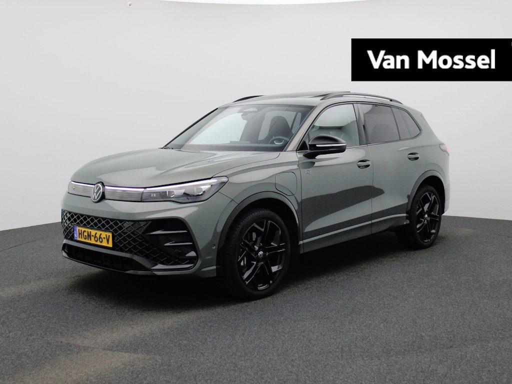 Volkswagen Tiguan 1.5 eHybrid R-Line Edition 204 PK| Origineel Nederlands | 1e Eigenaar | Panoramadak | Navigatie | Achteruitrijcamera | Black Style | Digitale Cockpit Pro | 20 Inch Velgen | Sfeerverlichting