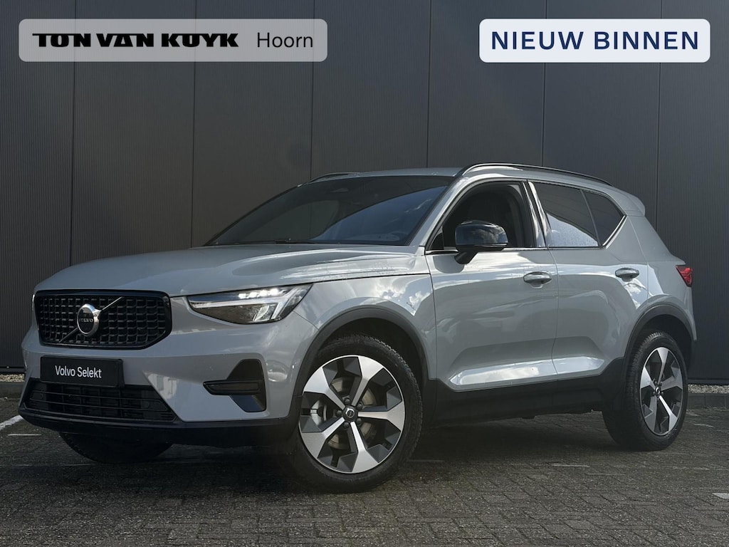 Volvo XC40 2.0 B4 Plus Dark / Trekhaak / All-Season / Stuur- Stoelverwarming / Harman Kardon / Parkeersensoren 360 / Elek. Stoelen / Geheugen stoel / Blis / 19'' /