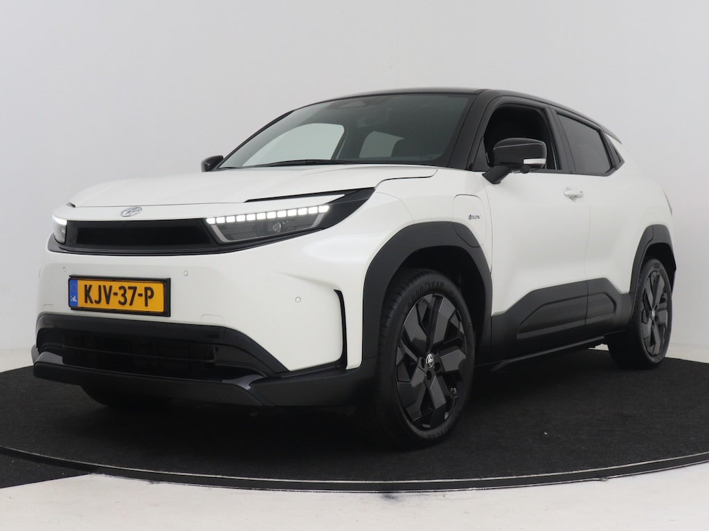 Toyota Urban Cruiser Executive 61 kWh | Trekhaak | Panoramadak | JBL | 360 | Dodehoek detectie | Parkeersensoren voor+achter |