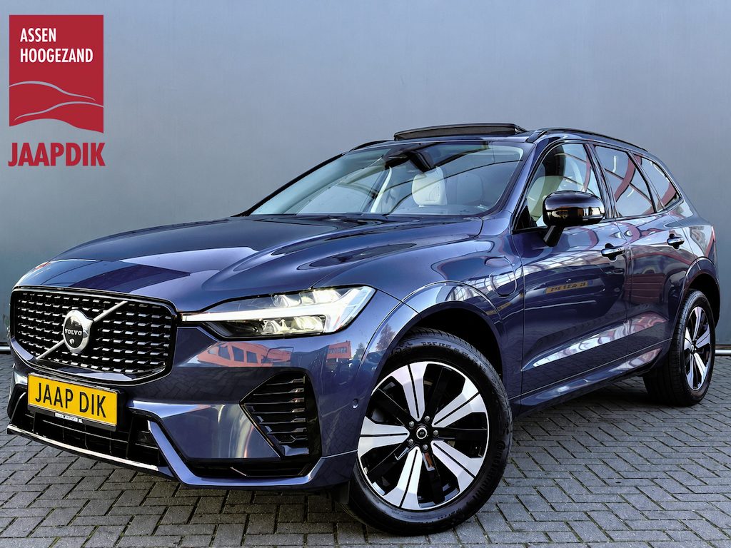 Volvo XC60 BWJ 2023 2.0 T6 Plug-in hybrid 357 PK AWD Plus Black Edition PANORAMADAK | ADAPTIVE CRUISE + PILOT ASIST | KEYLESS | 360 CAM. | ELEKTR. STOELEN + MEMORY | STOEL+STUUR VERW. | ACHTERBANK VERW. | BLIS | CARPLAY | ELEKTR. KLEP | DRAADLOZE TELEFOONLADER