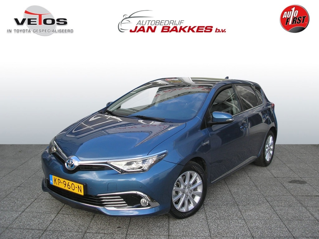 Toyota Auris 1.8 Hybrid Bus. Pro met panorama en trekhaak.